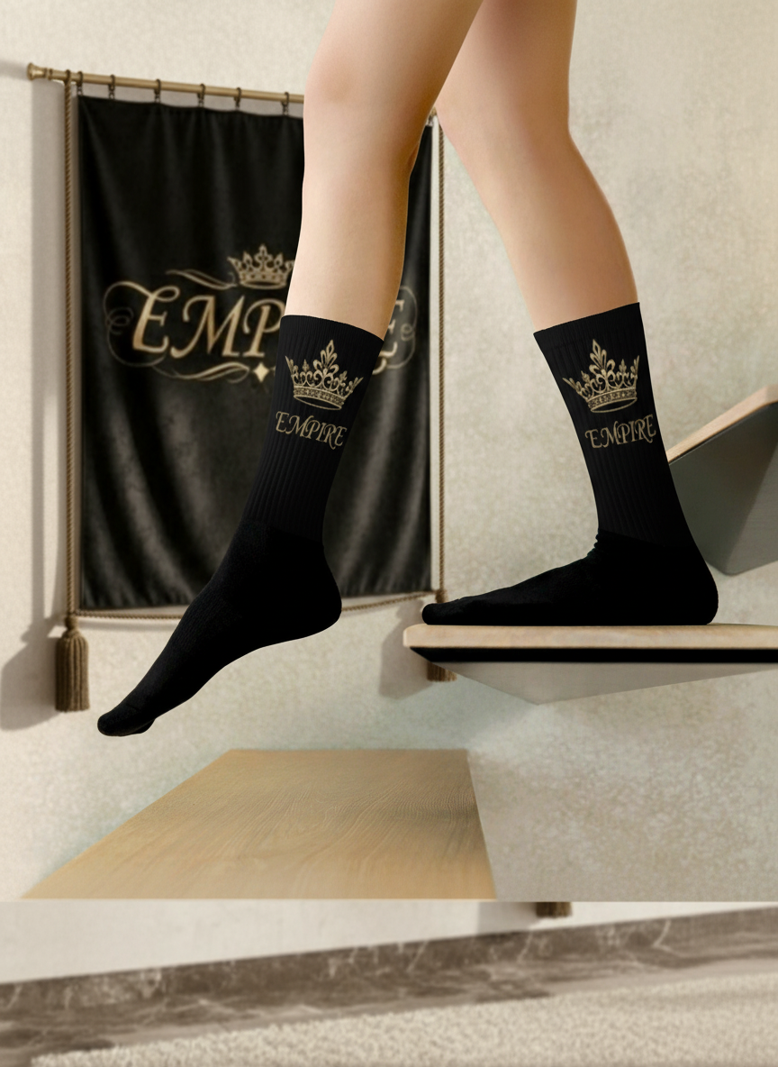 Chaussettes noires EMPIRE couronne dorée femme vue détail