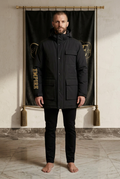 Parka noire homme EMPIRE Excursion, marquage doré sur la manche droite, vue de face portée