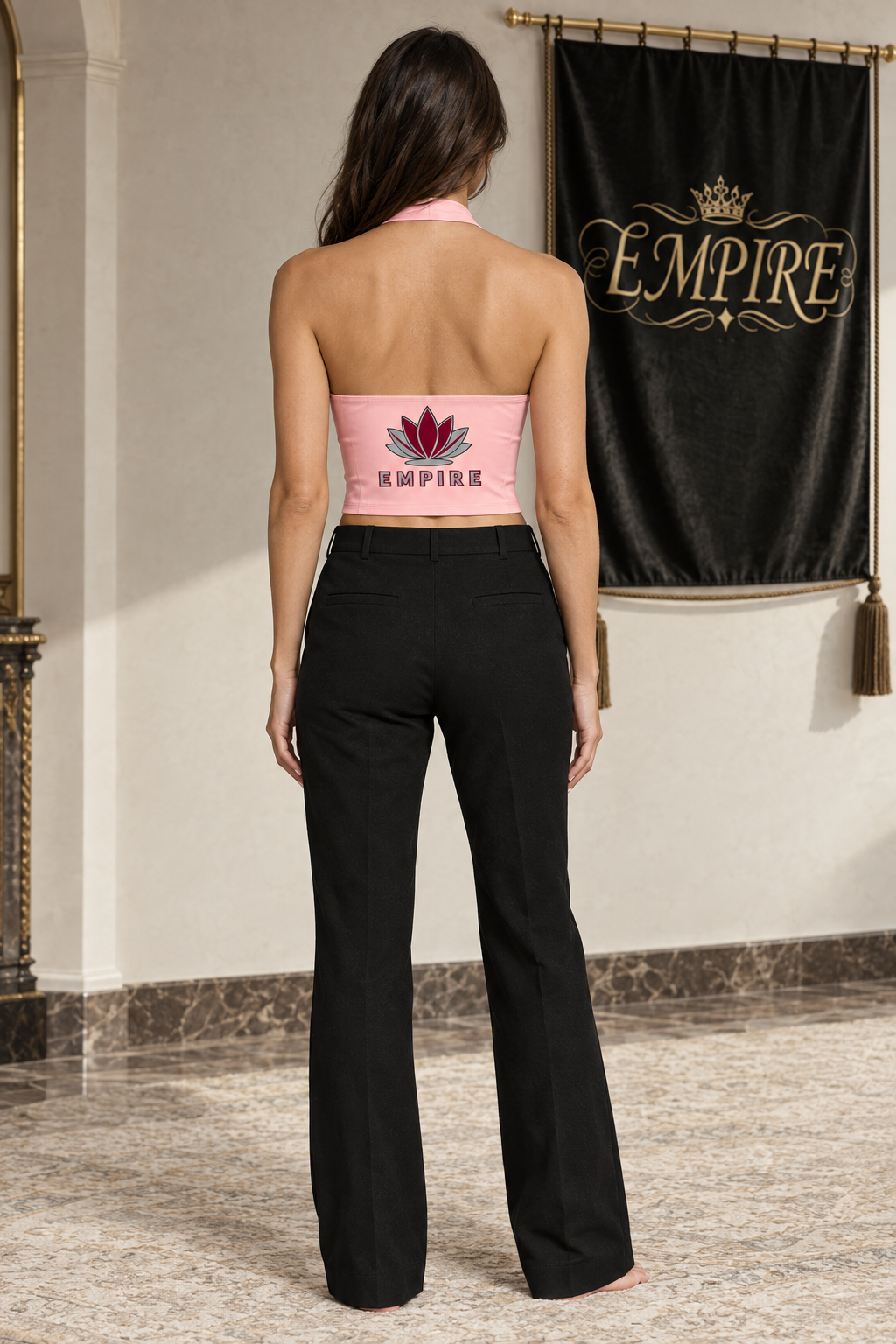Top court tour de cou femme EMPIRE Lotus rose, lotus bordeaux et argenté et inscription EMPIRE au dos, vue arrière portée