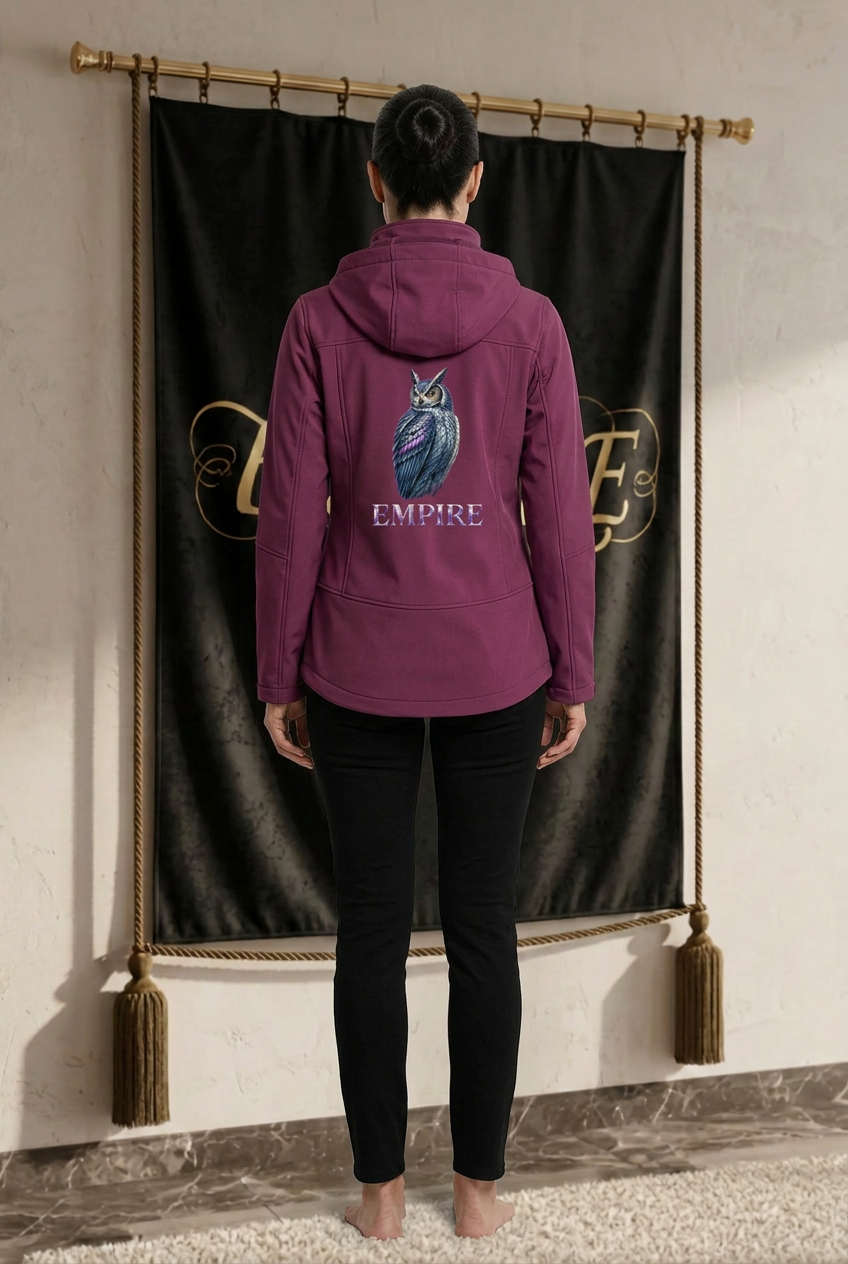 Veste femme EMPIRE Nocturne Owl, hibou et inscription EMPIRE au dos, vue arrière portée dans le décor EMPIRE