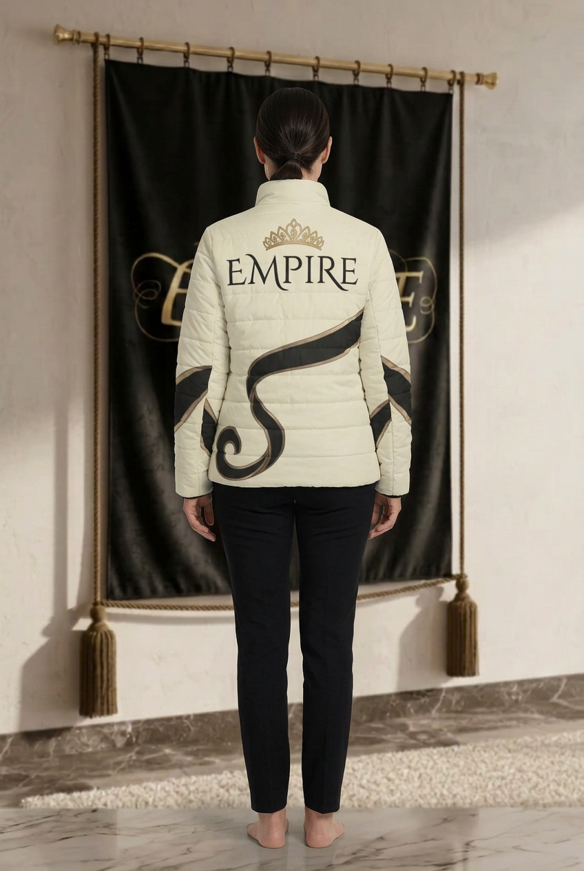 Doudoune ivoire femme EMPIRE Black Ribbon, couronne et inscription EMPIRE avec ruban noir au dos, vue arrière portée