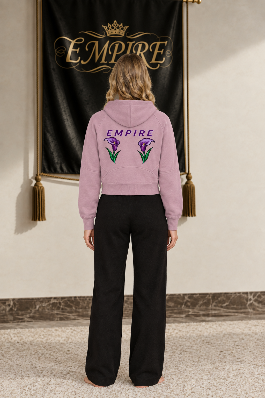 Hoodie court femme EMPIRE Purple Arums rose poudré, deux arums violets et inscription EMPIRE au dos, vue arrière portée