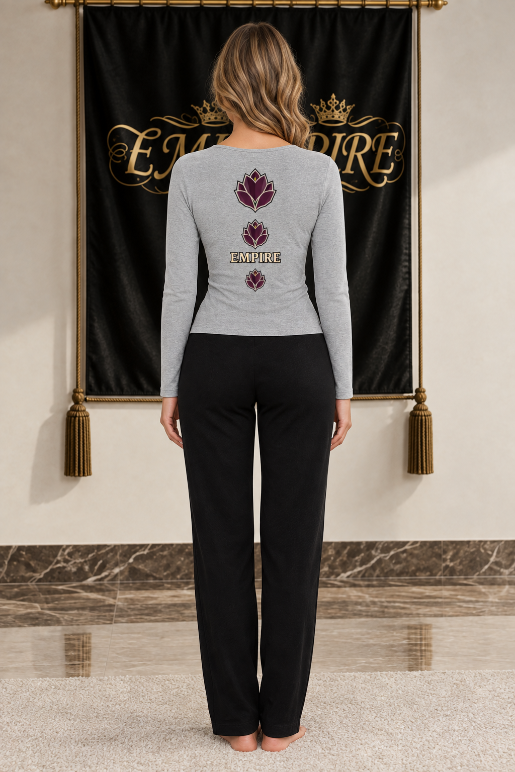 Haut femme EMPIRE Onyx Bloom gris chiné à manches longues, trois fleurs prune et inscription EMPIRE au dos, vue arrière portée