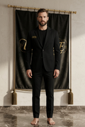 Blazer noir homme EMPIRE Stretch Knit avec signature dorée sur la poitrine droite, vue de face portée