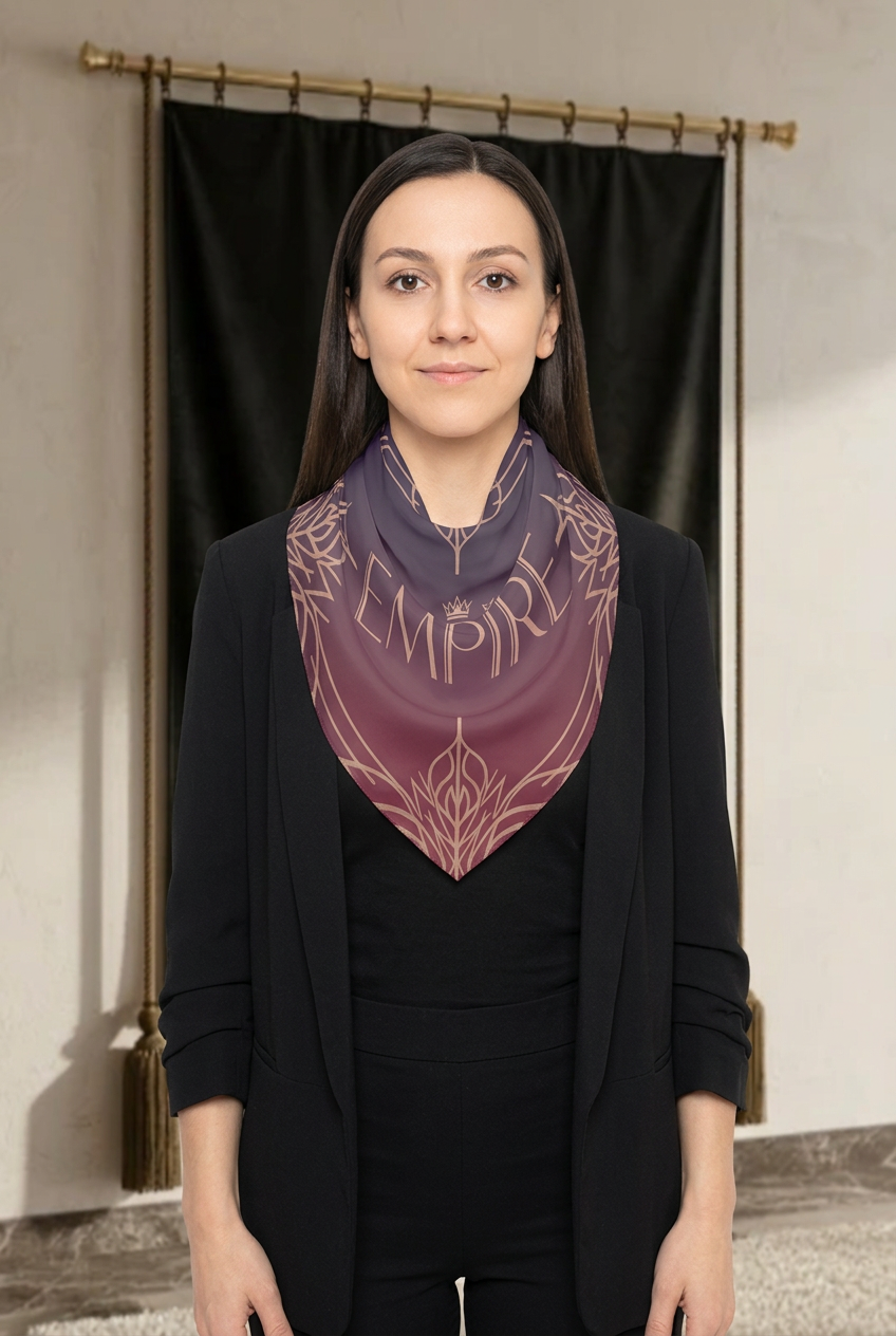 Foulard carré femme EMPIRE Art Deco porté en pointe autour du cou sur une tenue noire dans le décor EMPIRE