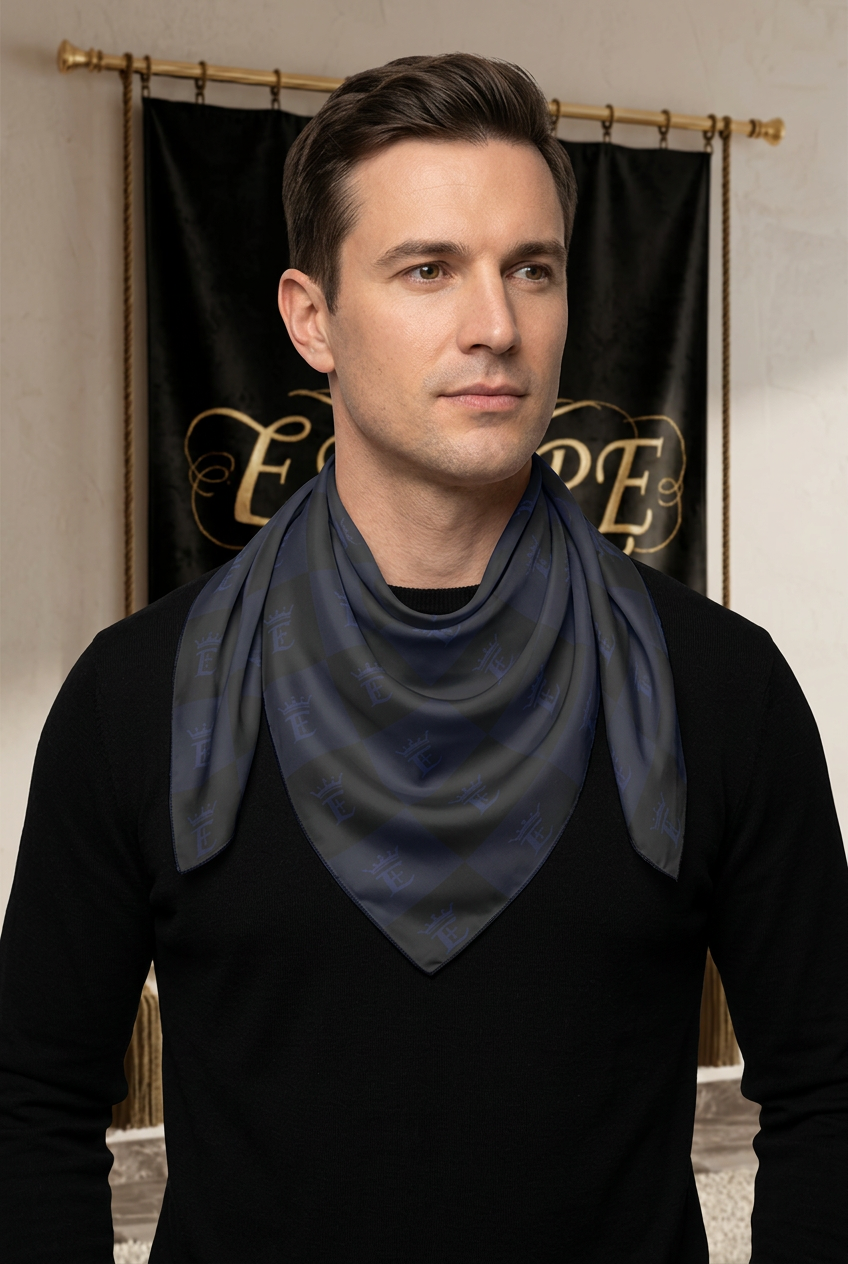 Foulard carré homme EMPIRE Blue Damier porté en drapé triangulaire sur un haut noir dans le décor EMPIRE