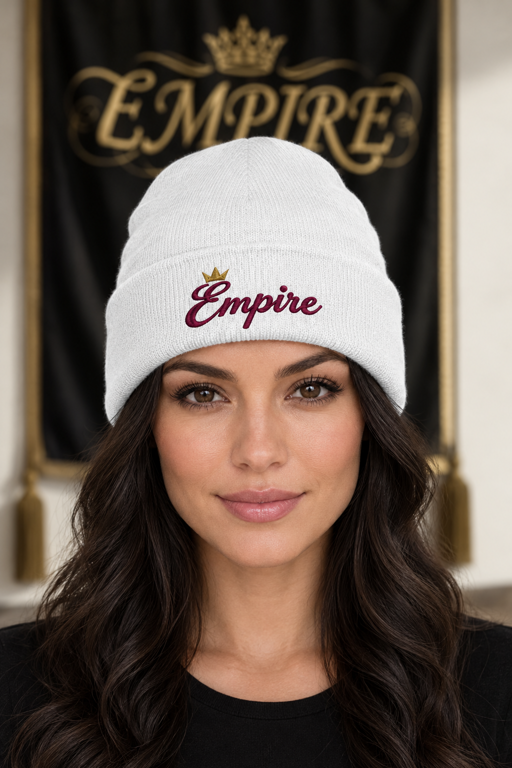 Bonnet blanc femme EMPIRE, signature Empire brodée bordeaux et petite couronne dorée sur le revers, porté en gros plan dans le décor EMPIRE