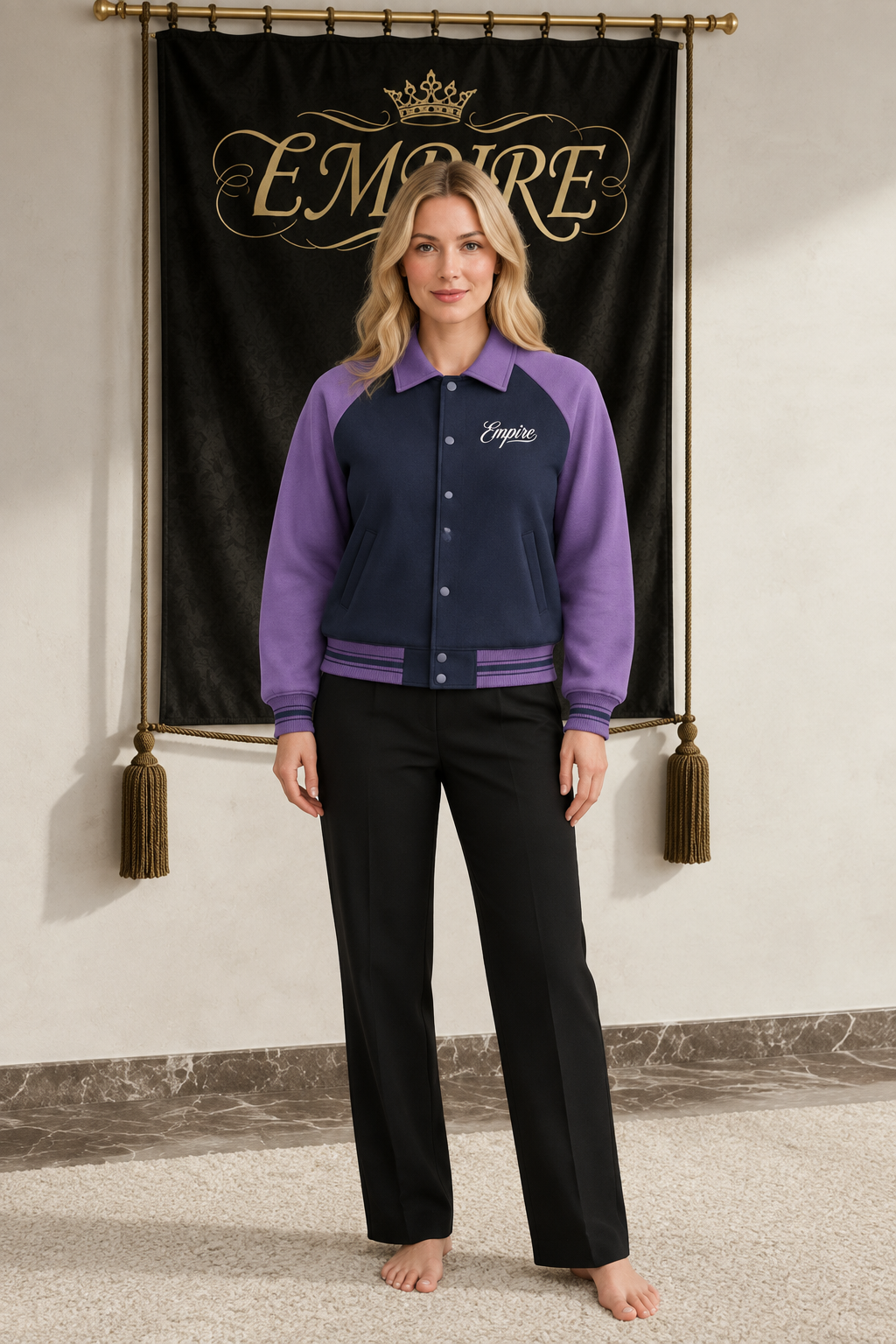 Veste baseball femme EMPIRE bleu nuit à manches raglan violettes, col rabattu et petite signature claire poitrine, vue de face sur mannequin