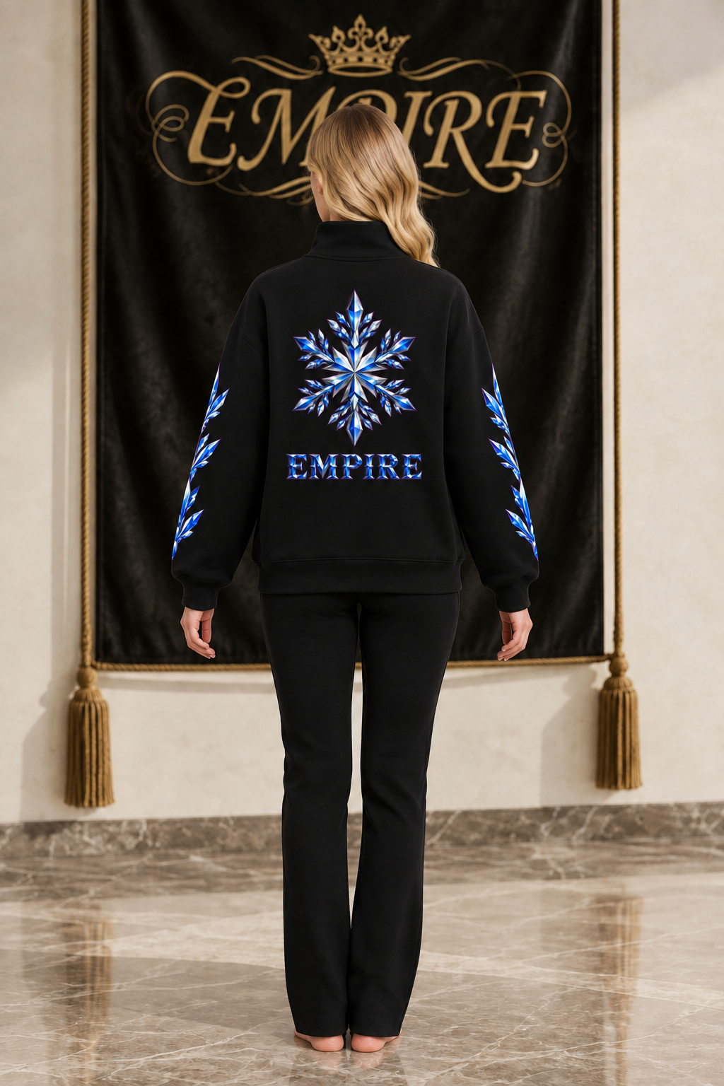 Sweatshirt femme EMPIRE Givre noir, grand flocon saphir et argent et lettrage EMPIRE au dos, branches cristallines aux manches, vue arrière sur mannequin