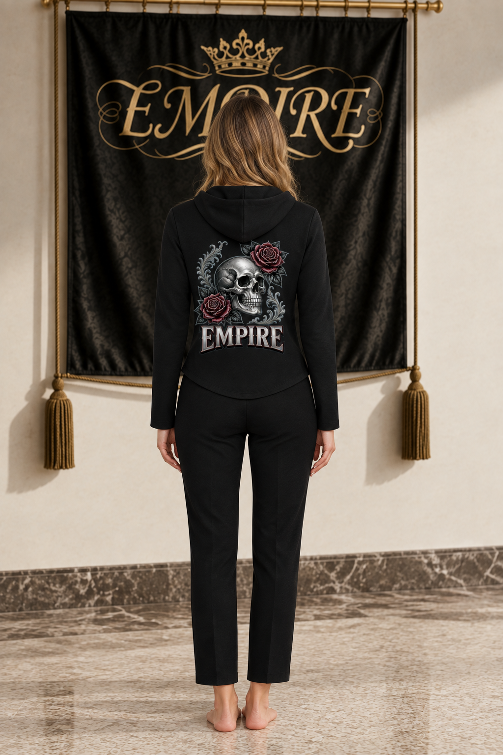Hoodie court femme EMPIRE Dark Rose Tattoo noir, crâne argenté, roses bordeaux et inscription EMPIRE au dos, vue arrière portée