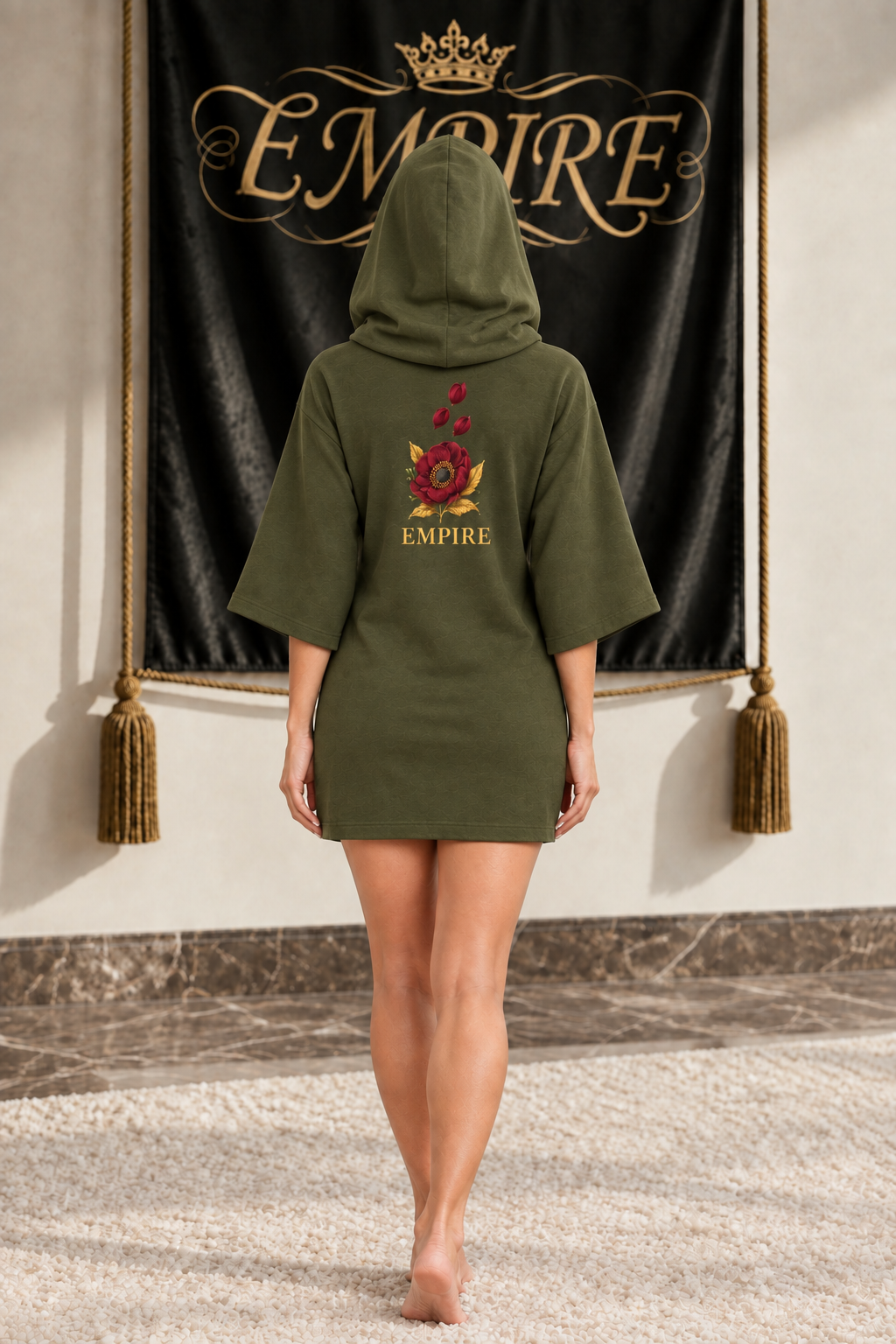 Robe femme Enemone Empire olive avec capuche portée, anémone grenat, trois pétales et lettrage EMPIRE doré au dos, vue arrière sur mannequin
