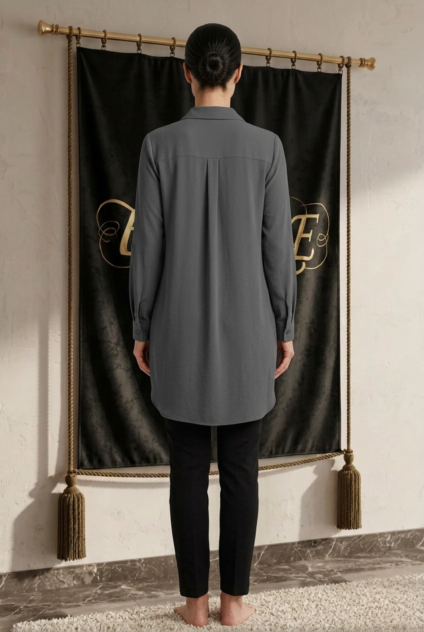 Chemise tunique grise femme EMPIRE en crêpe texturé, dos uni avec pli central sous l’empiècement, vue arrière portée