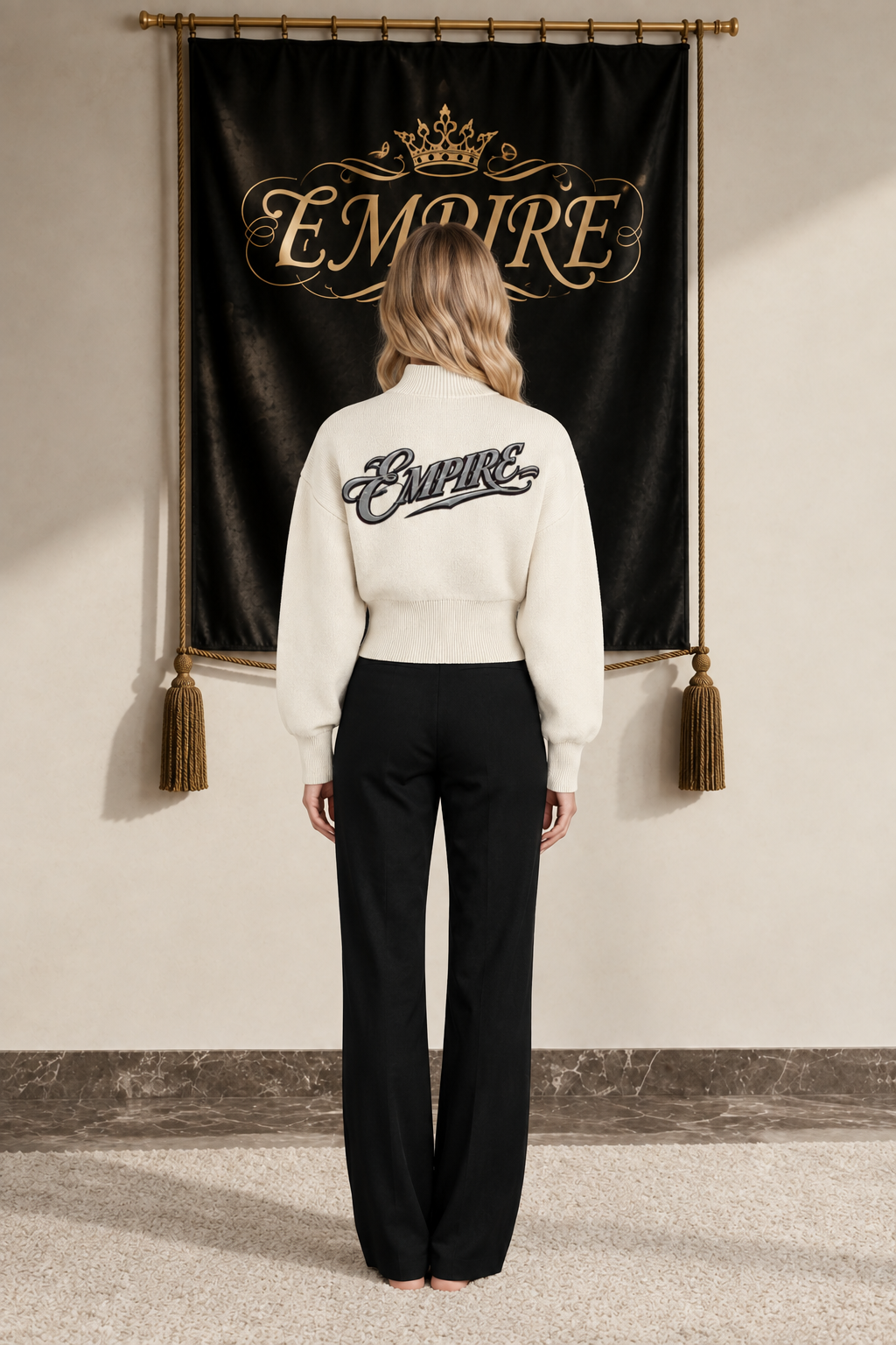 Cardigan court femme EMPIRE Signature ivoire, signature grise et noire au dos, vue arrière portée