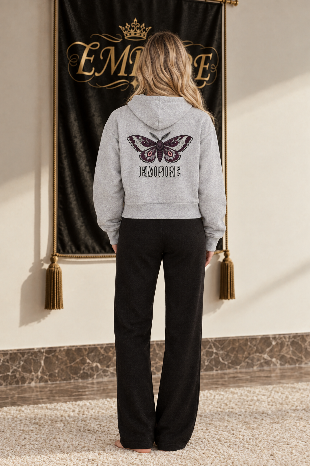 Hoodie court femme EMPIRE Velvet Moth gris chiné, papillon aux ailes déployées et inscription EMPIRE au dos, vue arrière portée