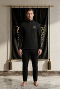 Veste polaire noire homme EMPIRE Minimal Monogram, monogramme poitrine et lettres EMPIRE aux deux manches, vue de face portée