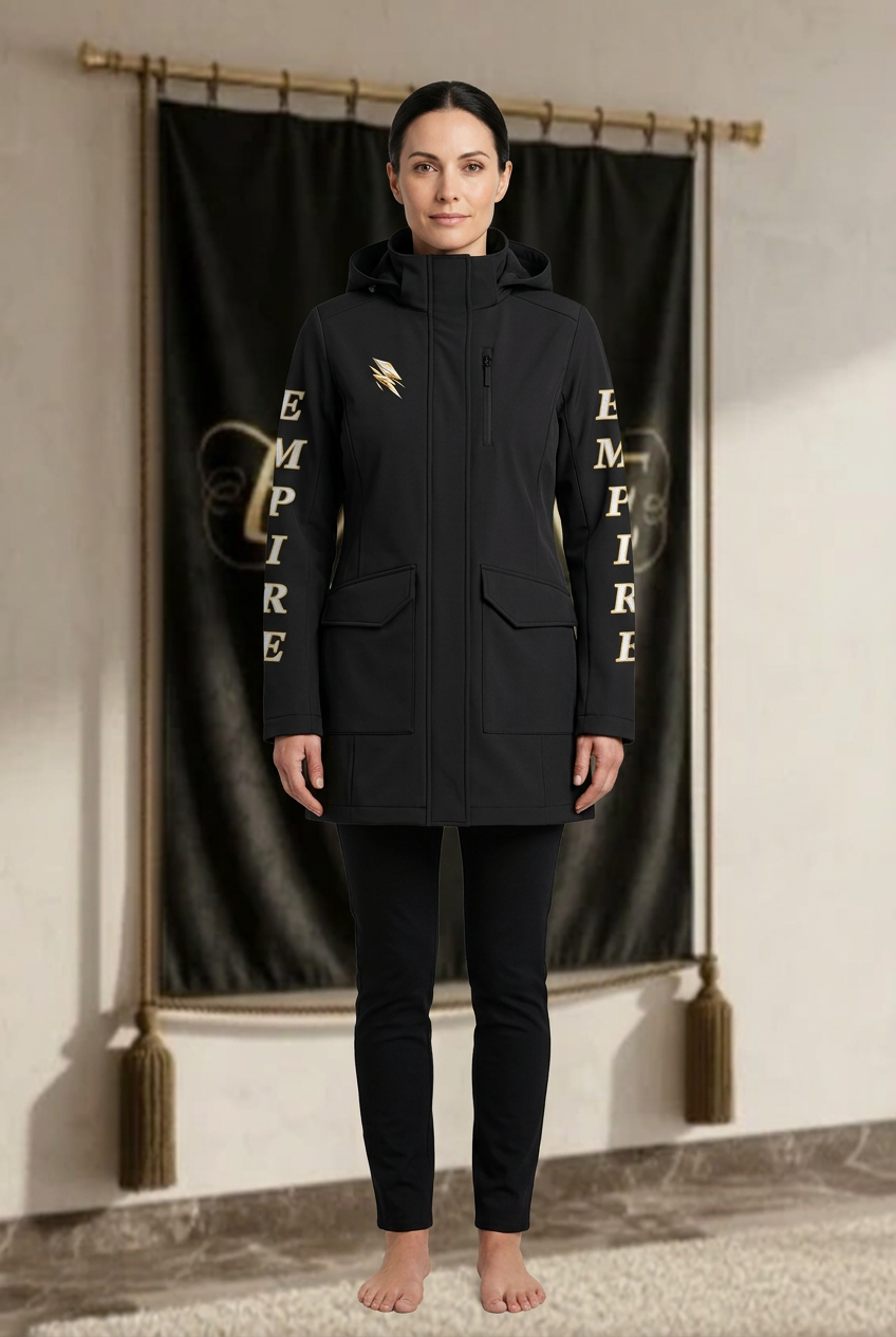 Parka noire femme EMPIRE Gold Silver Fragment, motif poitrine et lettrage vertical EMPIRE sur les deux manches, vue de face portée