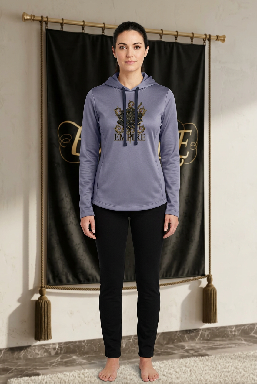 Hoodie femme EMPIRE Rose gris violacé à motif de rose noire et dorée, vue de face portée dans le décor EMPIRE