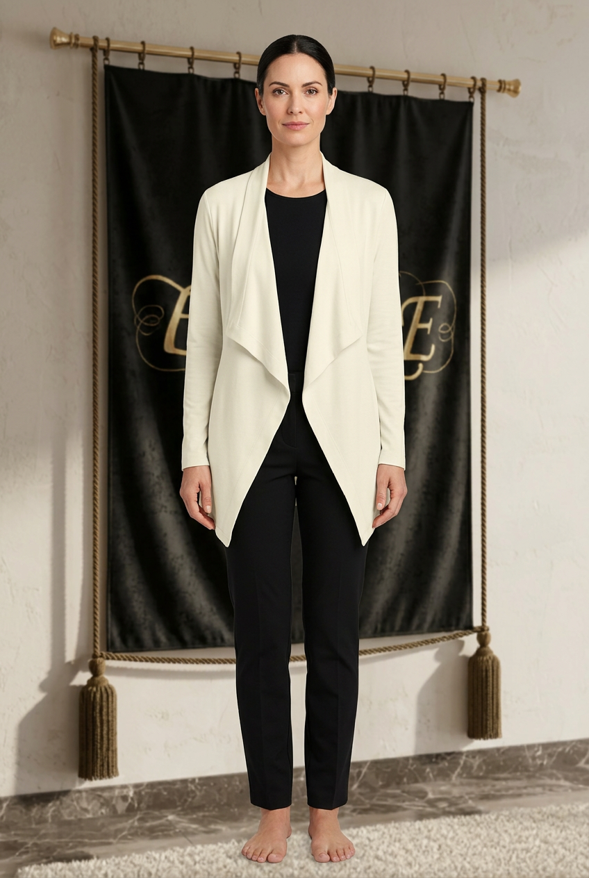 Cardigan cascade ivoire femme EMPIRE porté ouvert sur une tenue noire, vue de face dans le décor EMPIRE