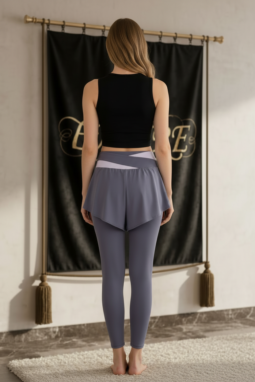 Femme portant l’ensemble EMPIRE mauve avec legging ajusté, short fluide superposé et ceinture croisée sans logo au dos, vue arrière.