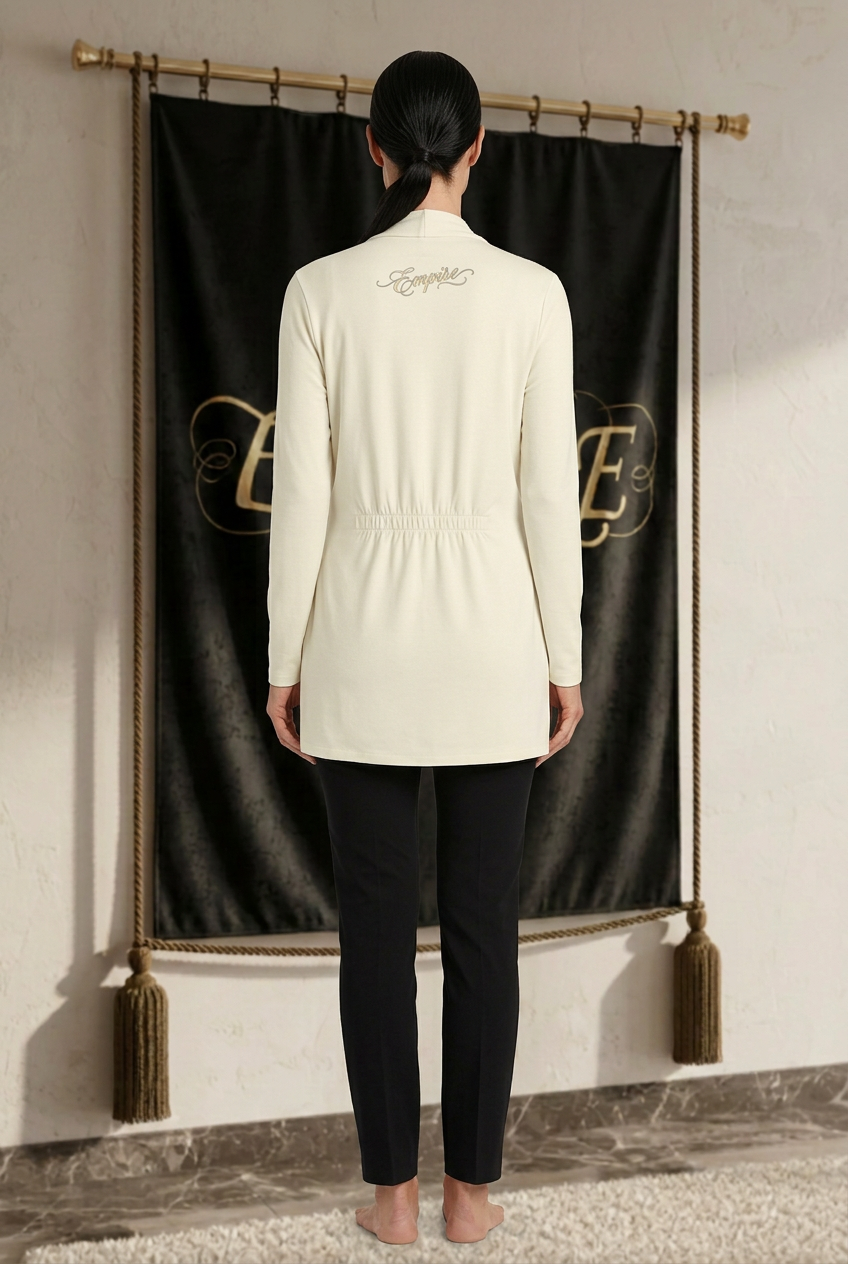Cardigan ivoire femme EMPIRE avec fronces à la taille et signature dans le haut du dos, vue arrière portée dans le décor EMPIRE