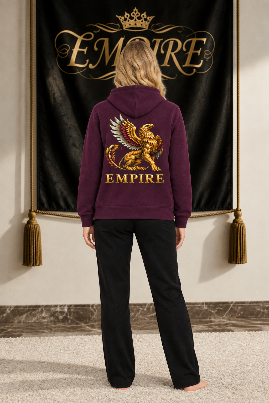 Hoodie femme EMPIRE Griffon bordeaux, grand griffon or et argent avec lettrage EMPIRE au dos, capuche abaissée, vue arrière sur mannequin