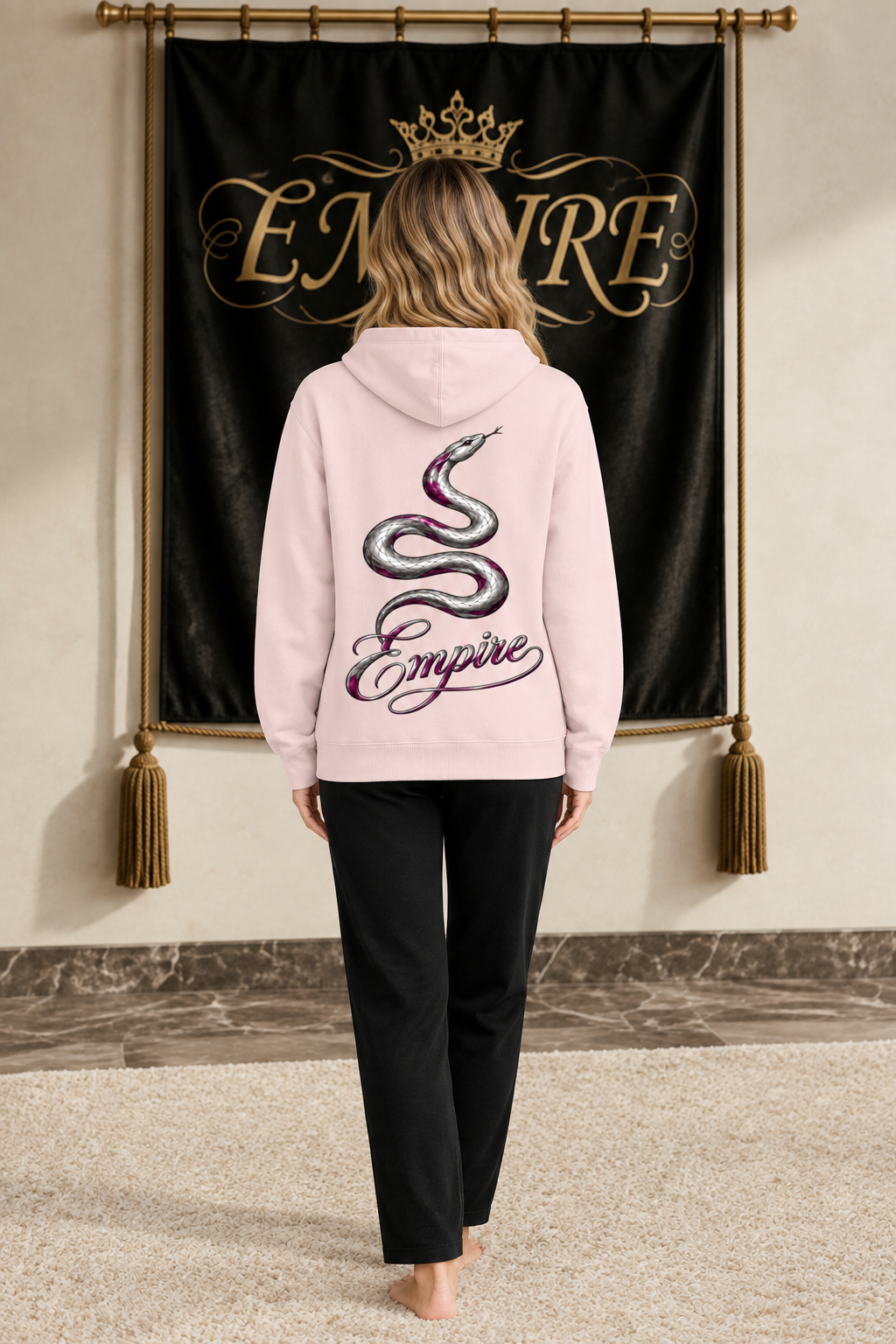 Hoodie femme EMPIRE rose pâle, grand serpent argent et prune en courbes et signature Empire au dos, vue arrière sur mannequin