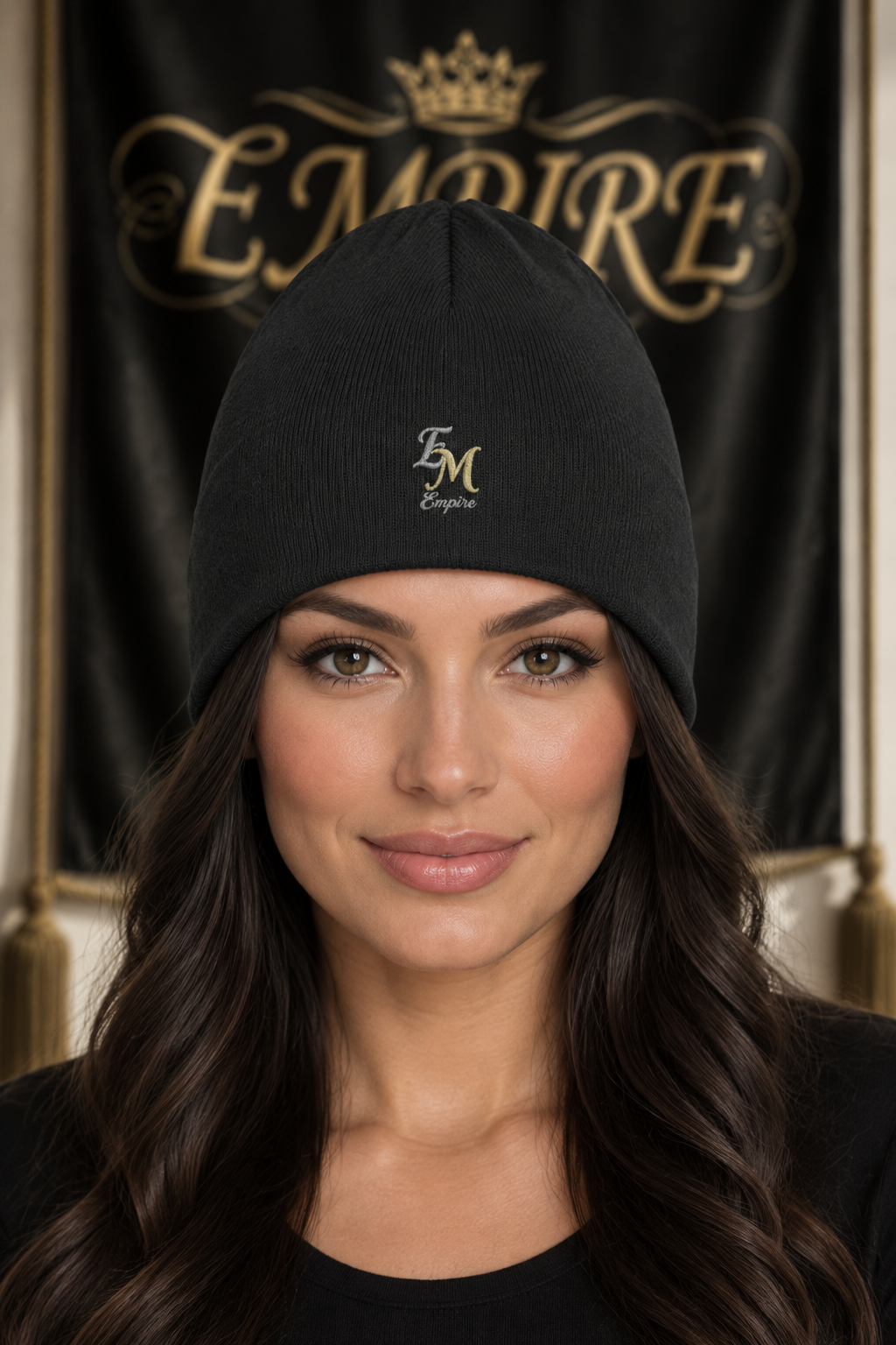 Bonnet noir femme EMPIRE Bayside sans revers, petit monogramme brodé argenté et doré, porté en gros plan dans le décor EMPIRE