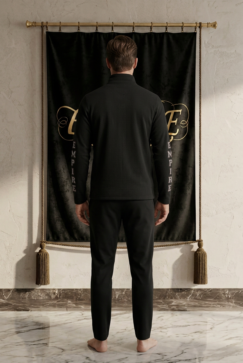 Veste polaire noire homme EMPIRE Minimal Monogram, dos uni et lettres EMPIRE aux deux manches, vue arrière portée