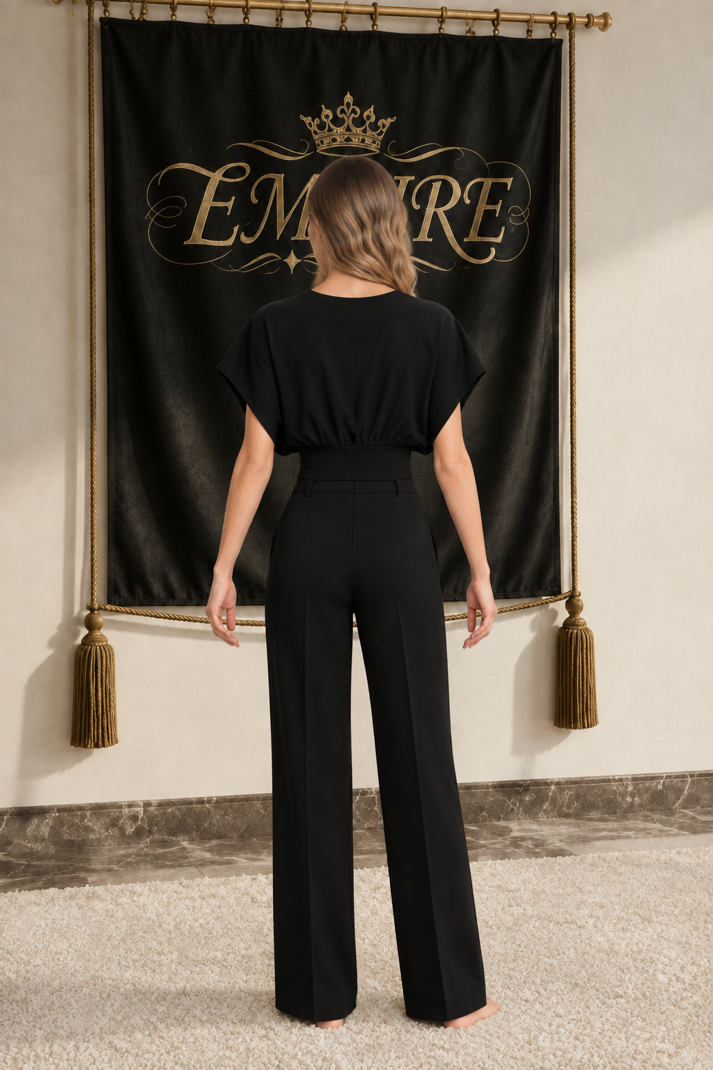 Top cropped femme EMPIRE Golden Signature, dos noir uni, manches dolman et taille froncée sur large bande ajustée, vue arrière sur mannequin