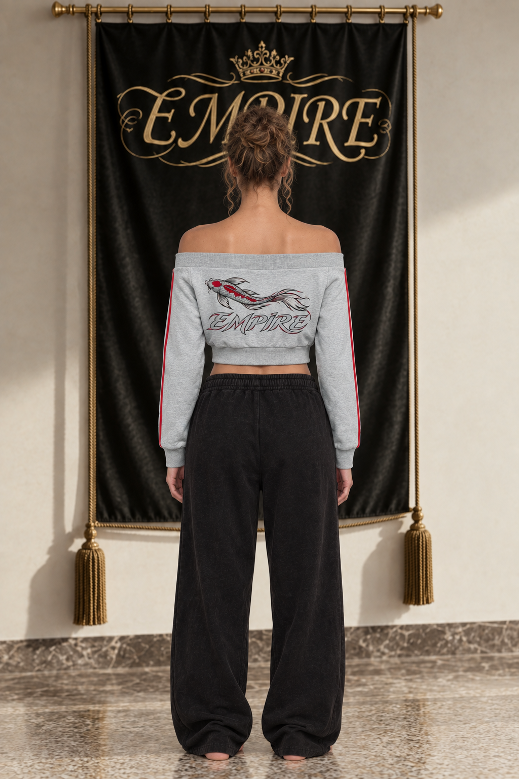 Haut court femme EMPIRE Garnet Koi gris à épaules dégagées, koï horizontal et inscription EMPIRE au dos, vue arrière portée