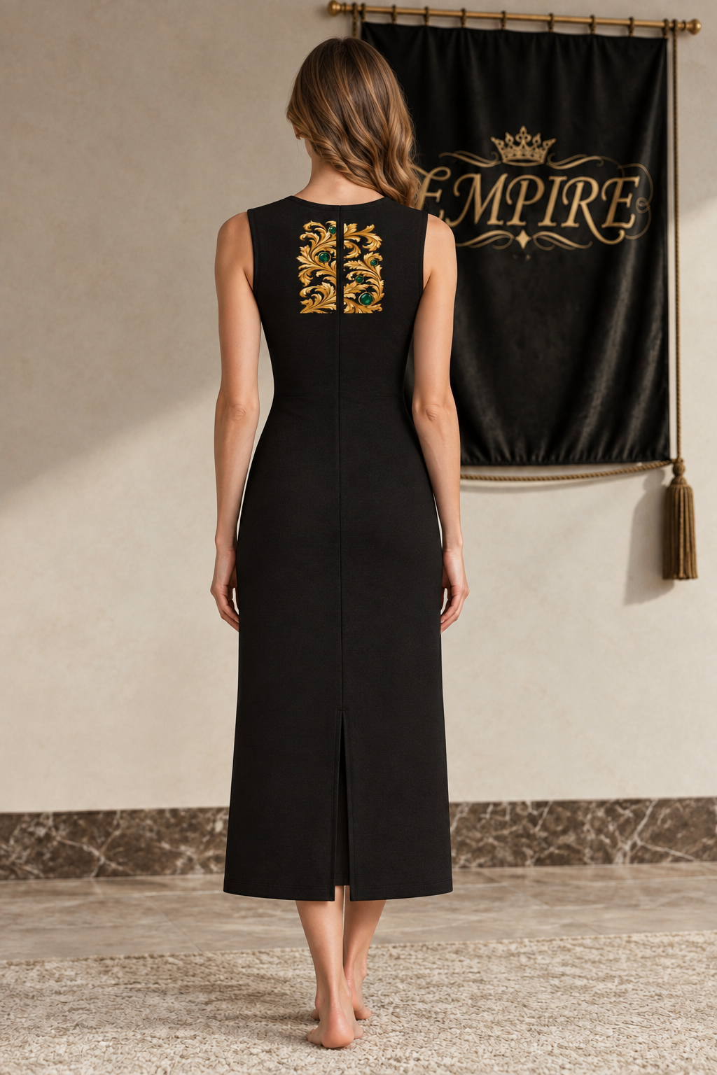 Robe femme EMPIRE Green Emeraude noire sans manches, petit motif doré et vert en haut du dos et fente arrière, vue de dos sur mannequin