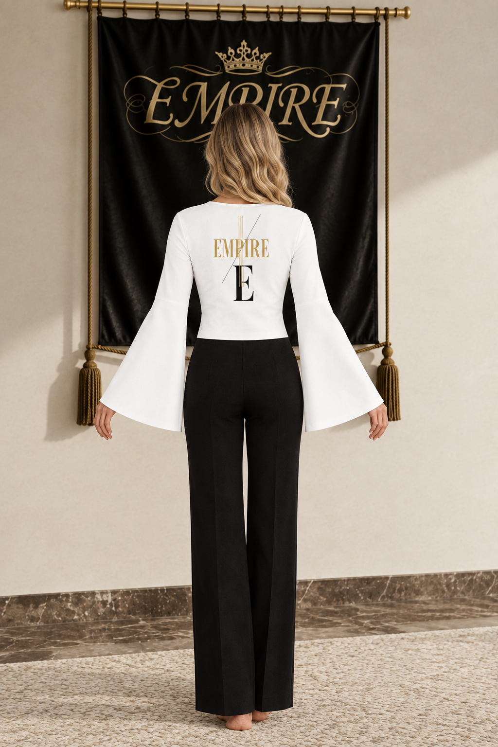 Top femme EMPIRE blanc à manches évasées, motif EMPIRE doré et grand E noir avec lignes fines au dos, vue arrière sur mannequin
