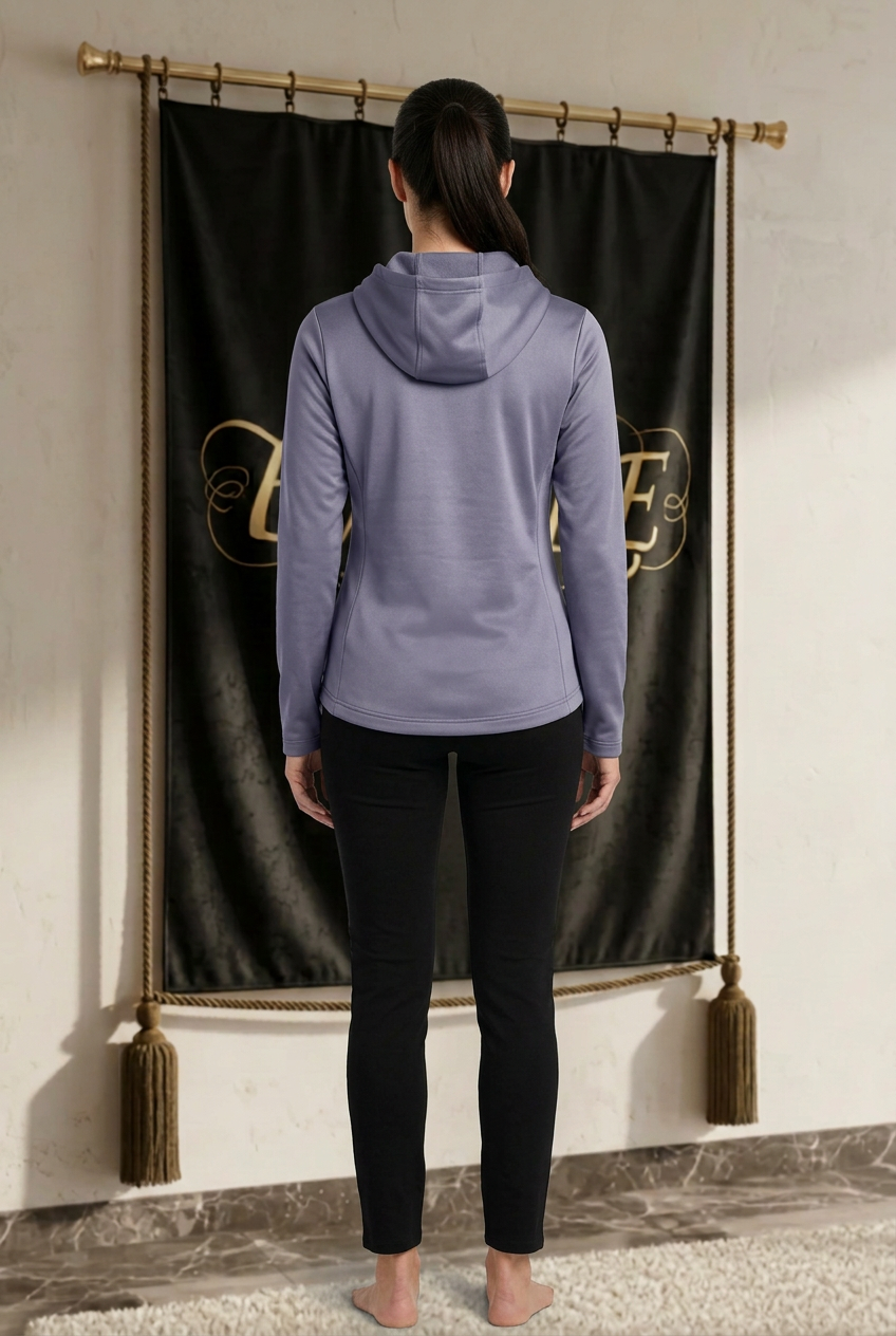 Hoodie femme EMPIRE Rose gris violacé, dos uni et capuche abaissée, vue arrière portée dans le décor EMPIRE