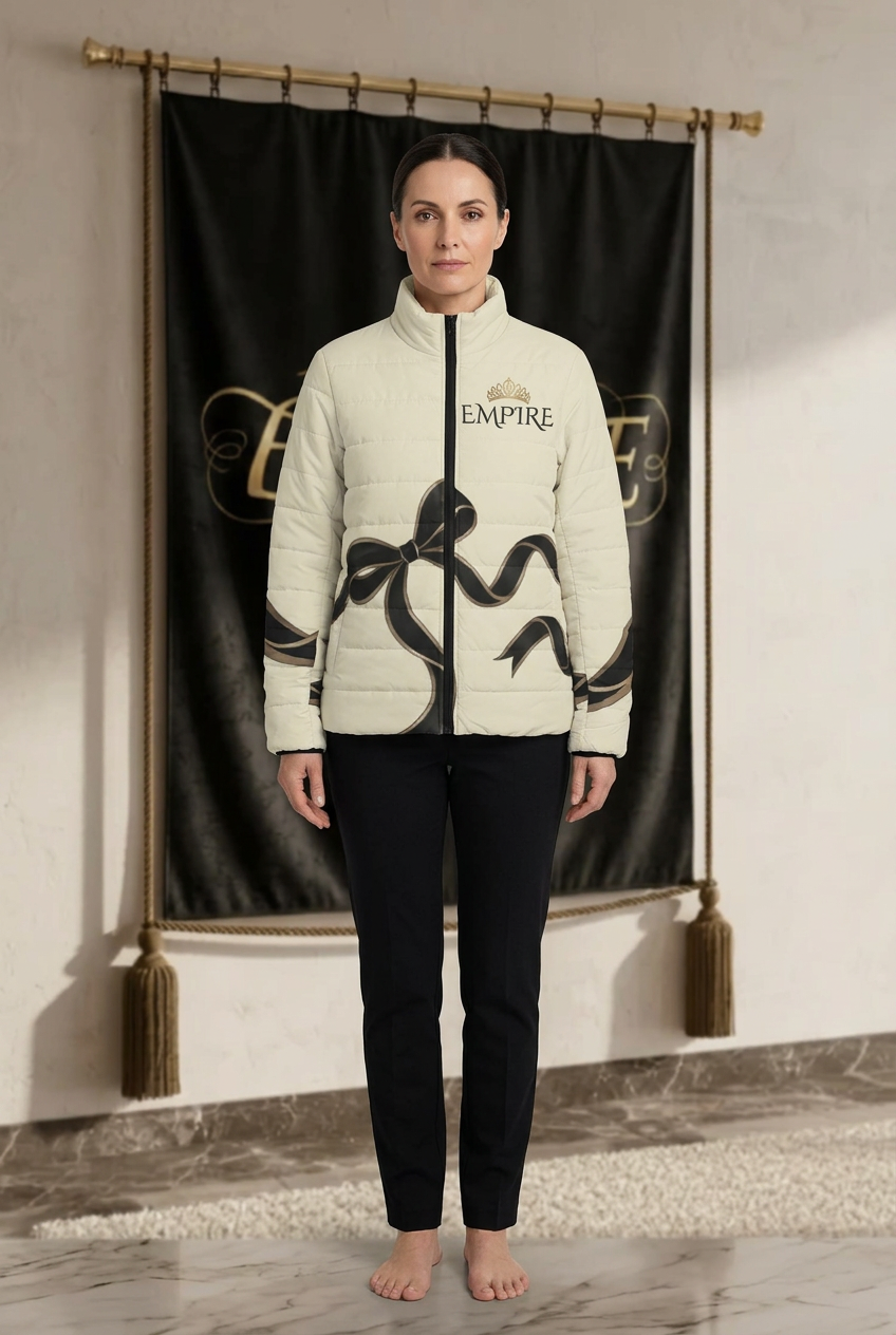 Doudoune ivoire femme EMPIRE Black Ribbon à motif de ruban noir, vue de face portée dans le décor EMPIRE