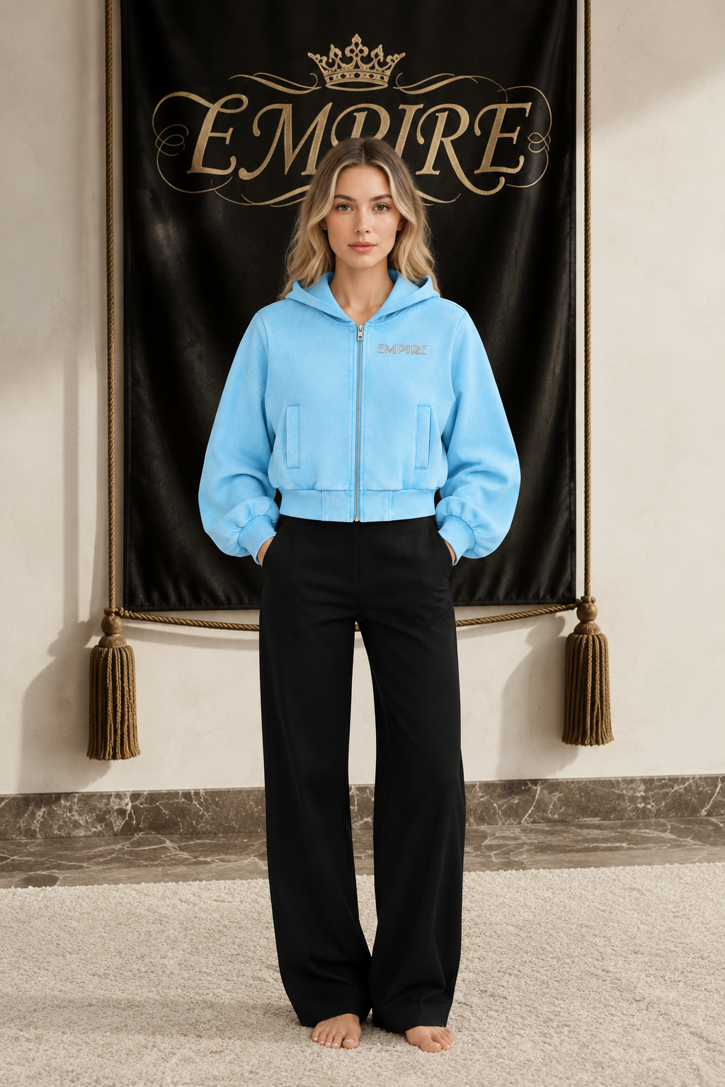 Hoodie court zippé femme EMPIRE Ornament bleu ciel, vue de face portée