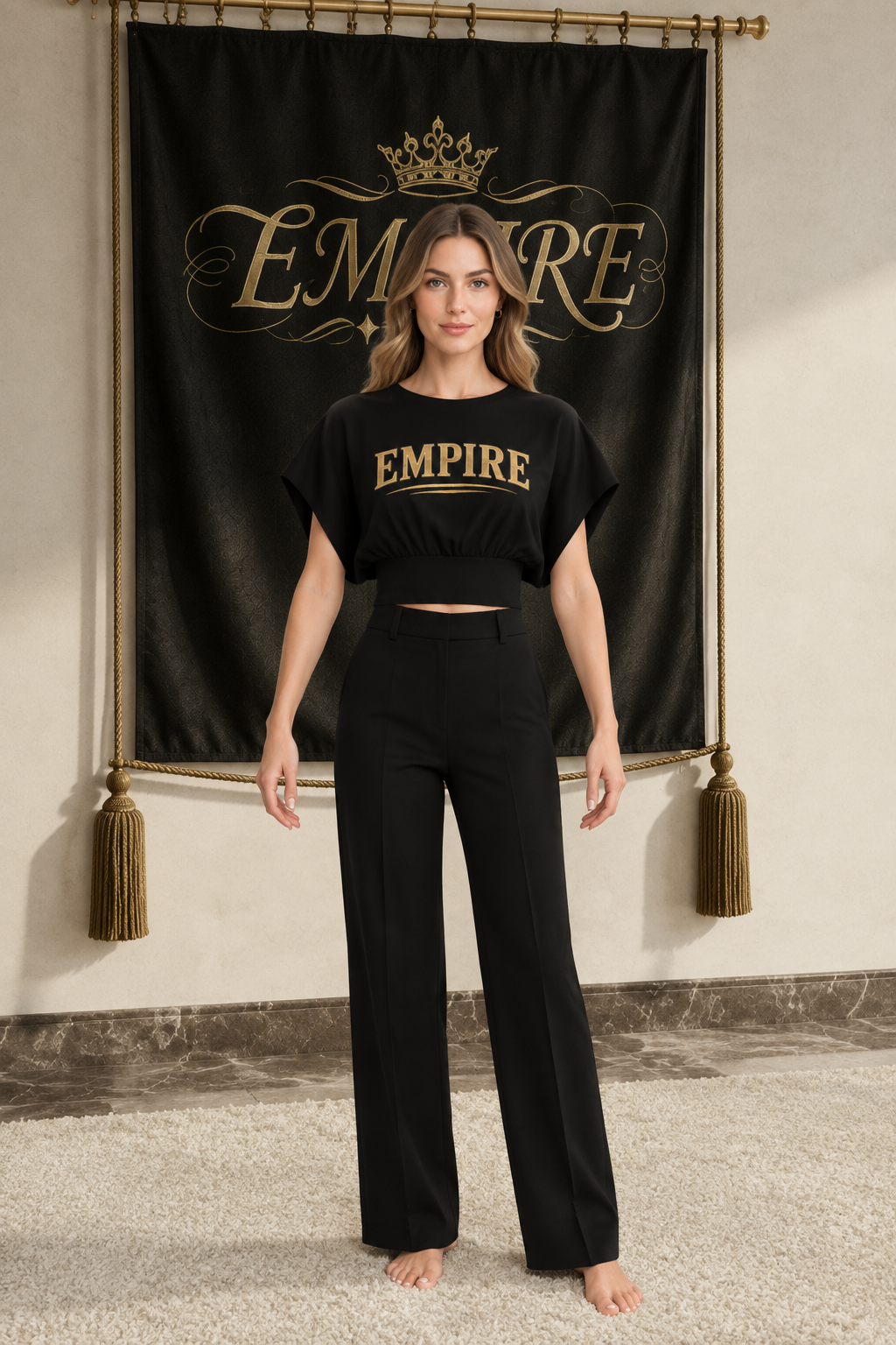 Top cropped femme EMPIRE Golden Signature noir, manches dolman et lettrage doré souligné sur la poitrine, vue de face sur mannequin