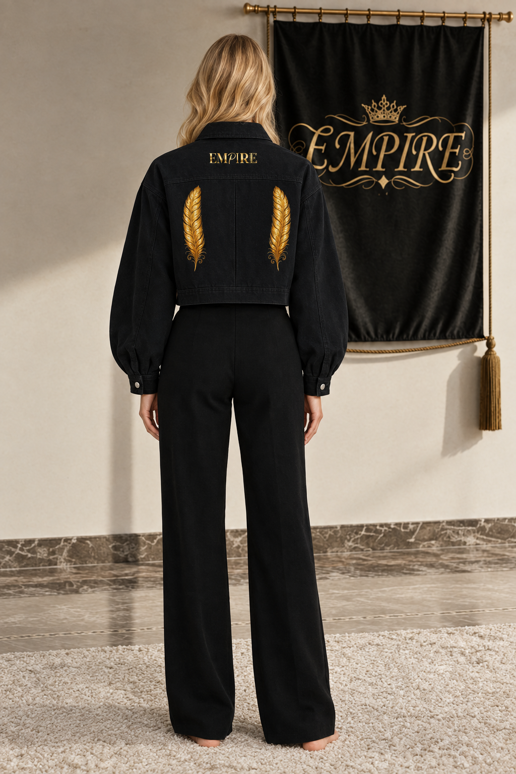 Veste courte femme EMPIRE Golden Quills noire, deux plumes dorées verticales et inscription EMPIRE au dos, vue arrière portée