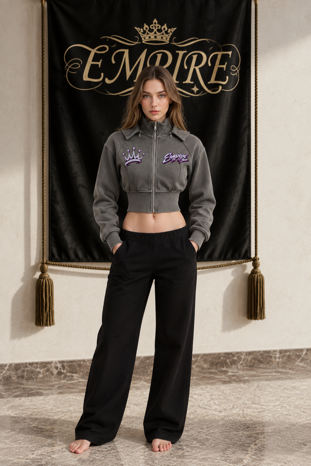 Hoodie court femme EMPIRE Chrome Tag gris délavé à zip, couronne et signature chromées devant, vue de face portée