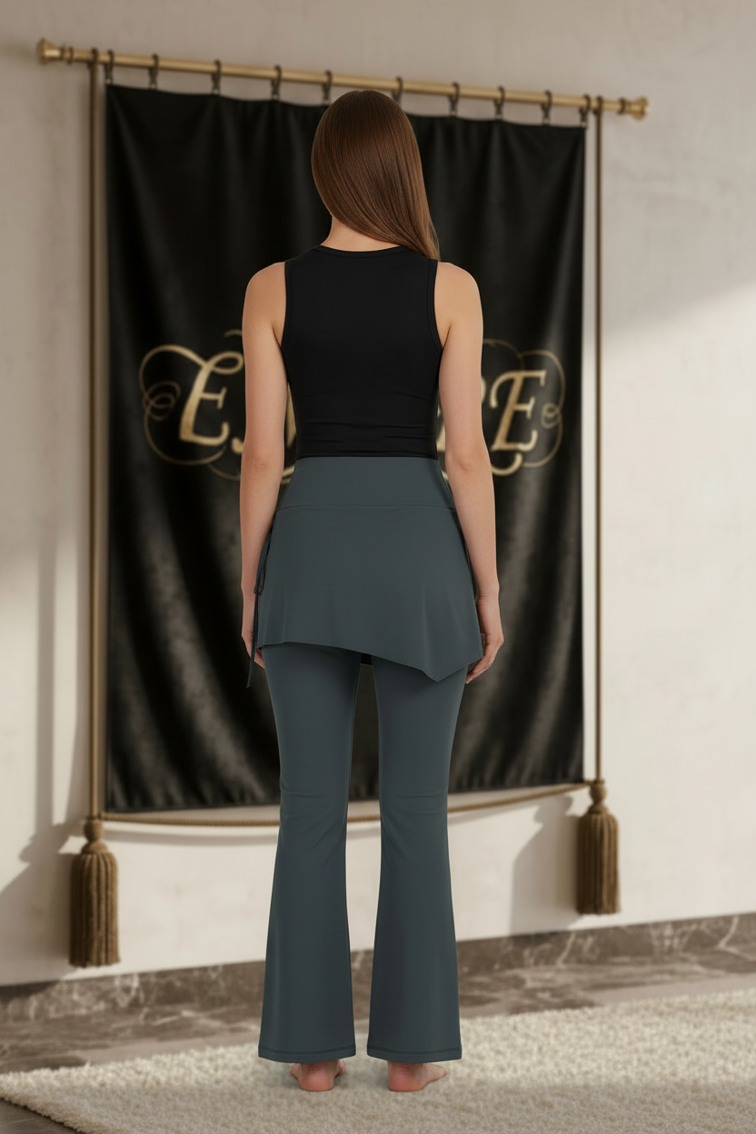 Femme portant l’ensemble EMPIRE anthracite avec short fluide superposé et pantalon flare, sans logo au dos, vue arrière.