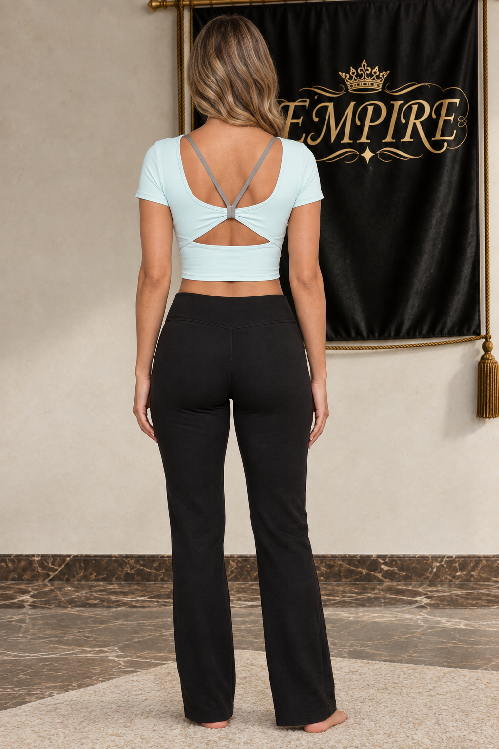 T-shirt court femme EMPIRE Silk Knot bleu très pâle, dos ouvert avec brides grises en V, centre froncé et ouverture triangulaire, vue arrière portée
