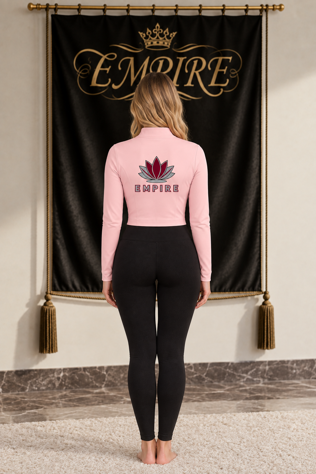 Veste de sport courte femme EMPIRE Lotus rose, lotus bordeaux et argent et inscription EMPIRE au dos, vue arrière portée
