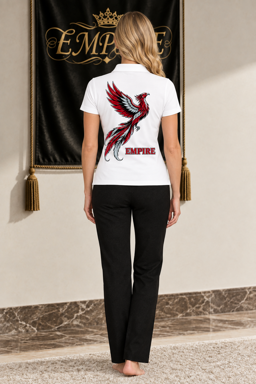 Polo femme EMPIRE blanc avec phénix rouge, argent et noir et inscription EMPIRE au dos, vue arrière portée
