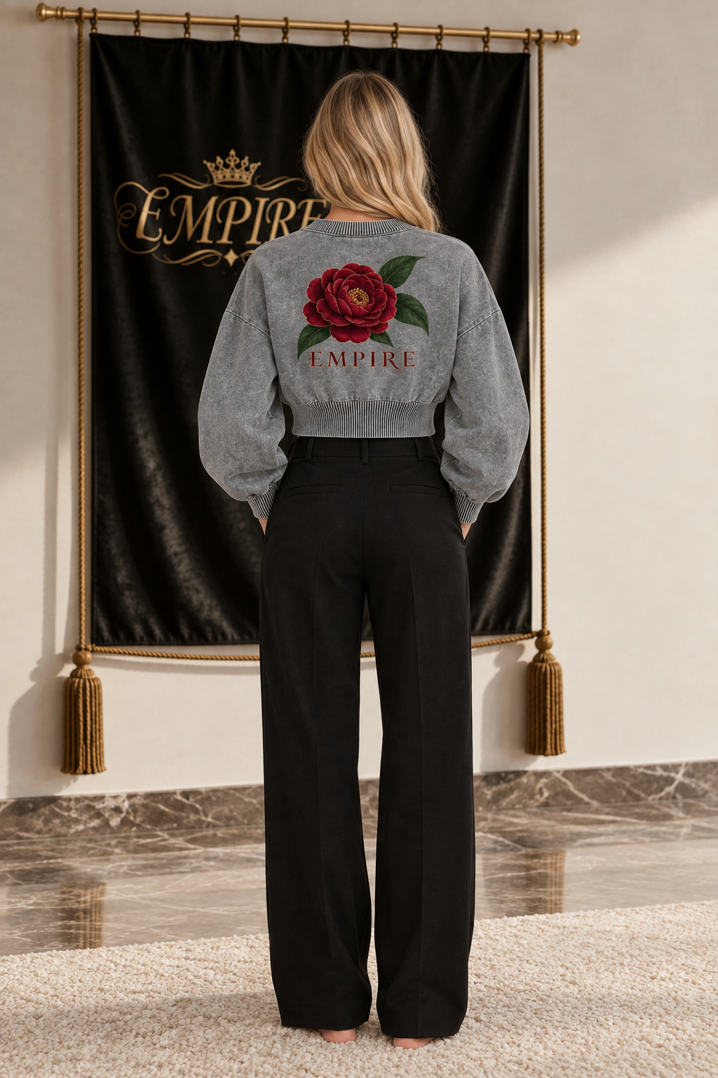 Pull court femme EMPIRE Velvet Camellia gris délavé, camélia bordeaux à feuilles vertes et inscription EMPIRE au dos, vue arrière portée