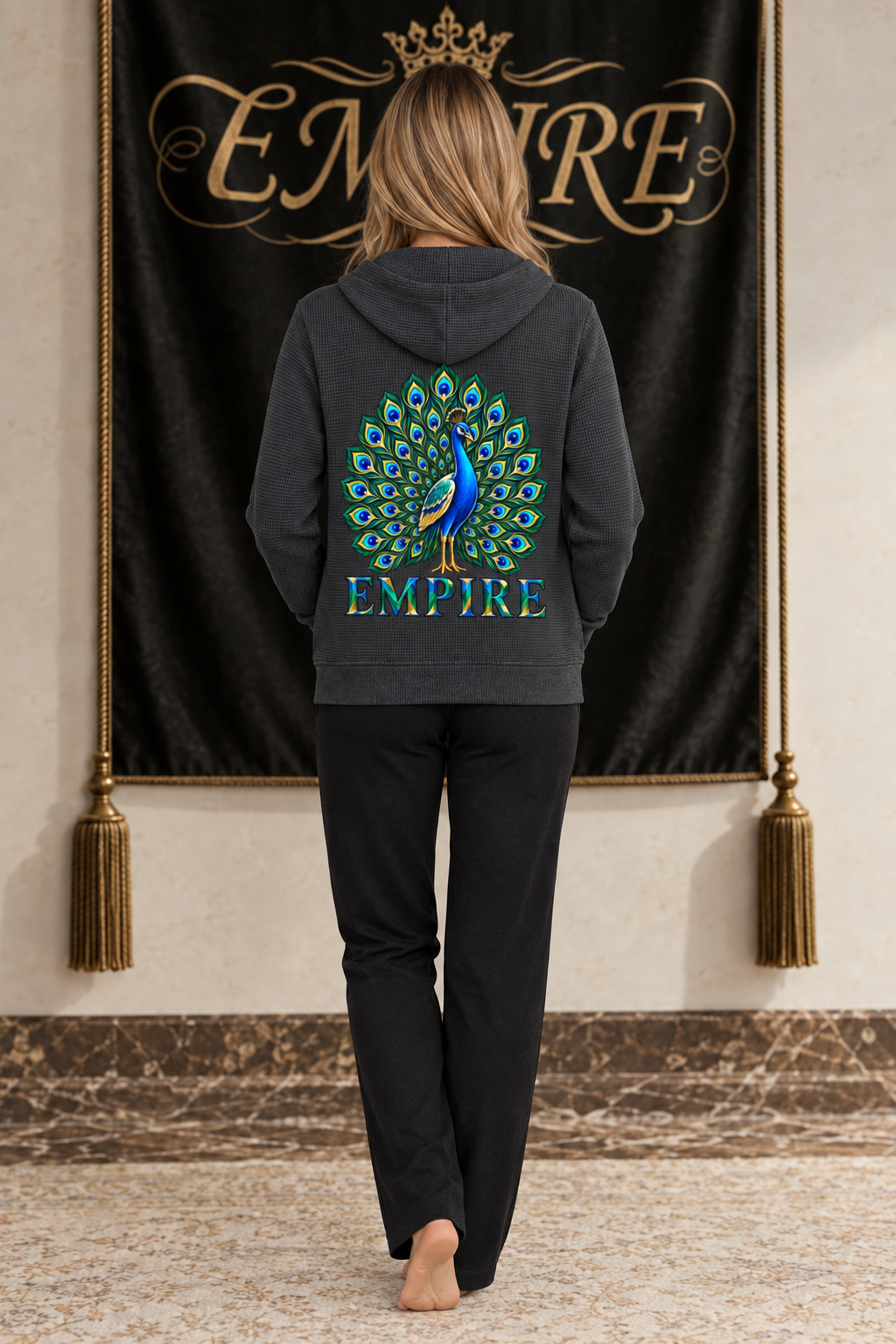 Hoodie femme EMPIRE Midnight Peacock anthracite, paon bleu à roue verte et dorée et inscription EMPIRE au dos, vue arrière portée