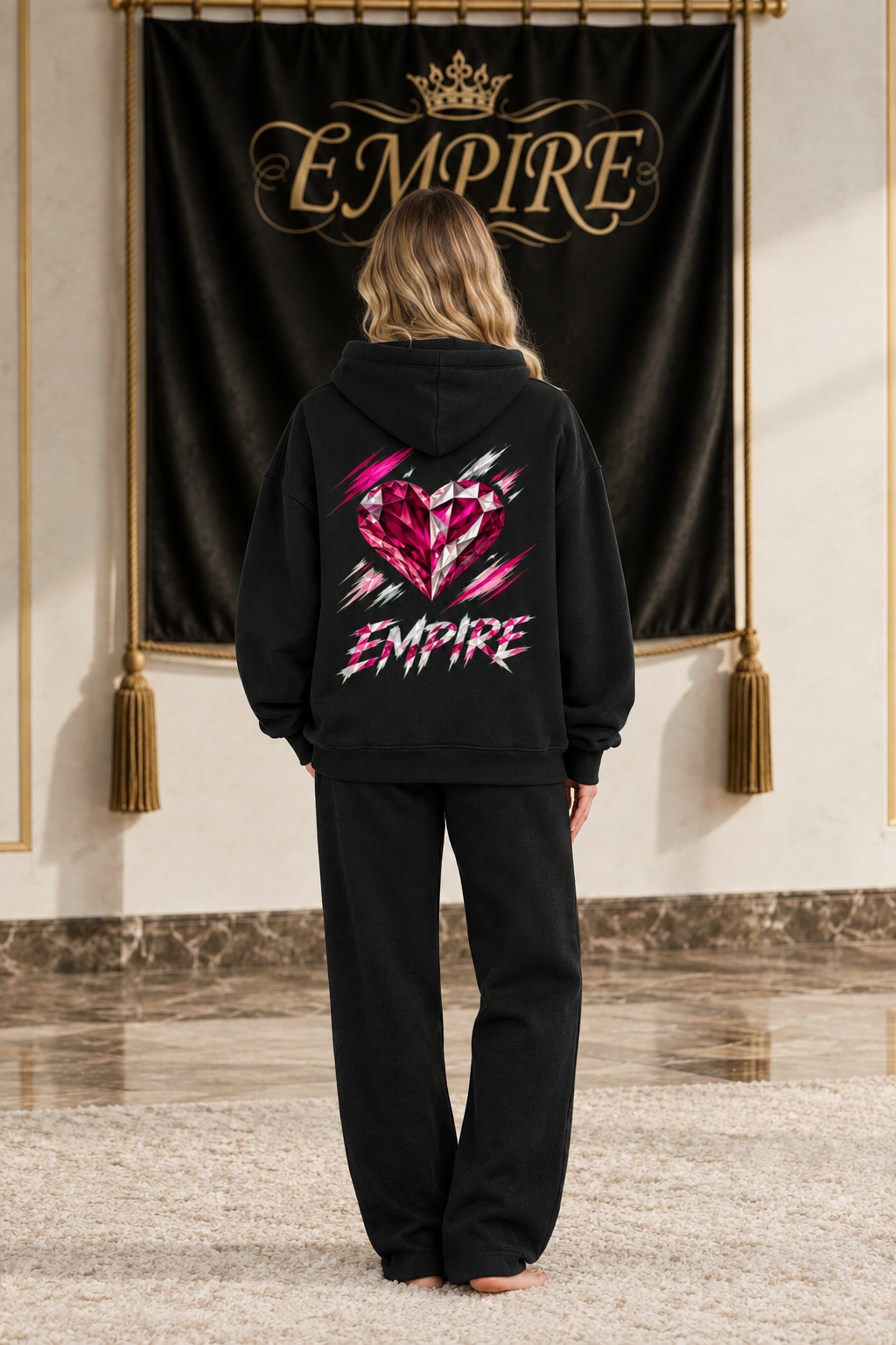 Hoodie femme EMPIRE Garnet Rush noir, grand cœur grenat facetté et lettrage EMPIRE rose et argent au dos, vue arrière sur mannequin
