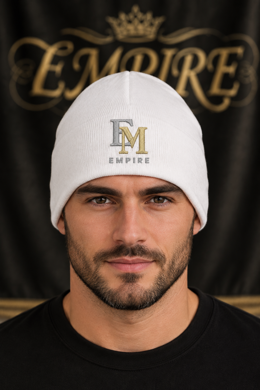 Bonnet blanc homme EMPIRE Skull Cap sans revers, monogramme brodé argenté et doré, porté en gros plan dans le décor EMPIRE