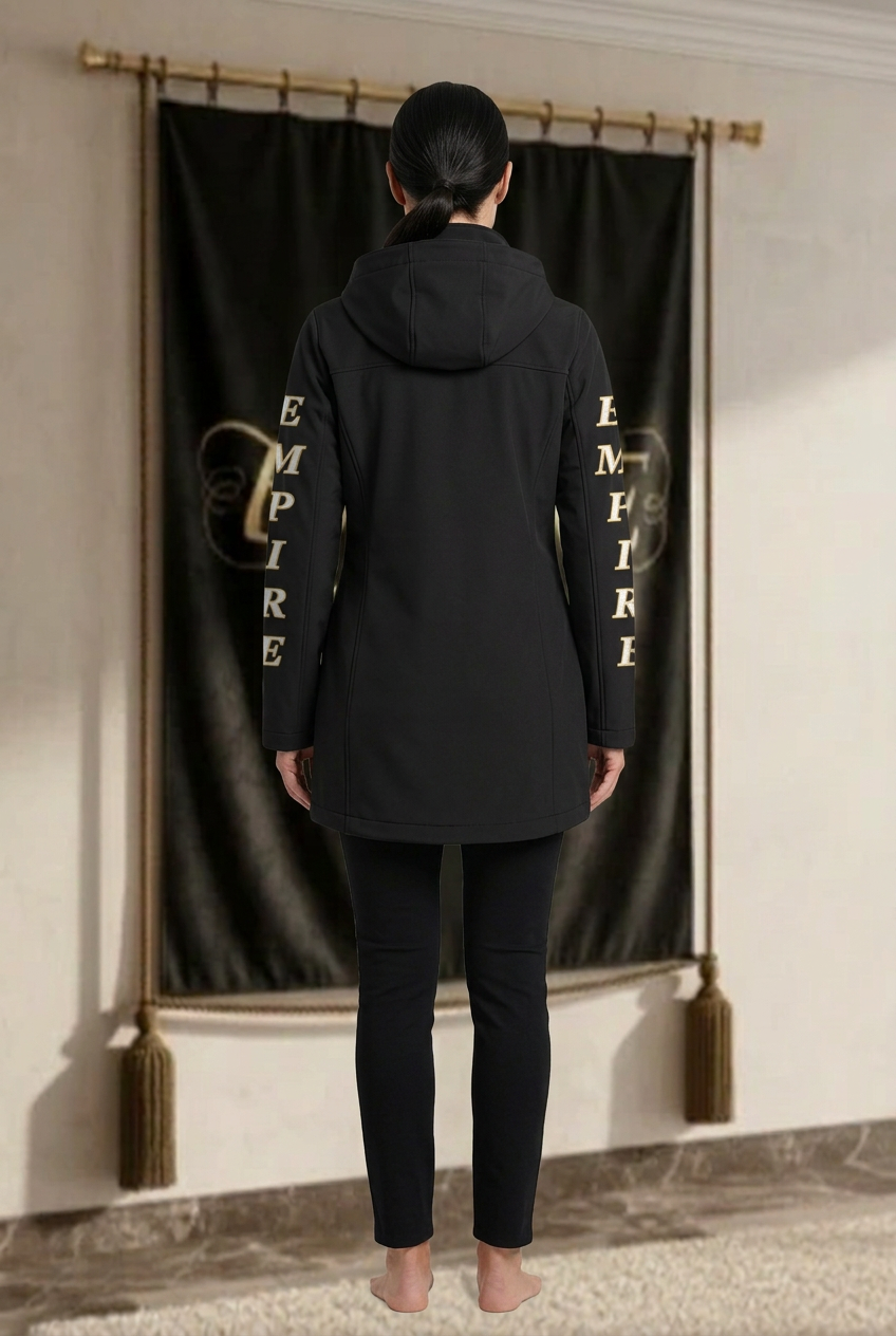 Parka noire femme EMPIRE Gold Silver Fragment, dos uni et lettrage EMPIRE sur les manches, vue arrière portée dans le décor EMPIRE