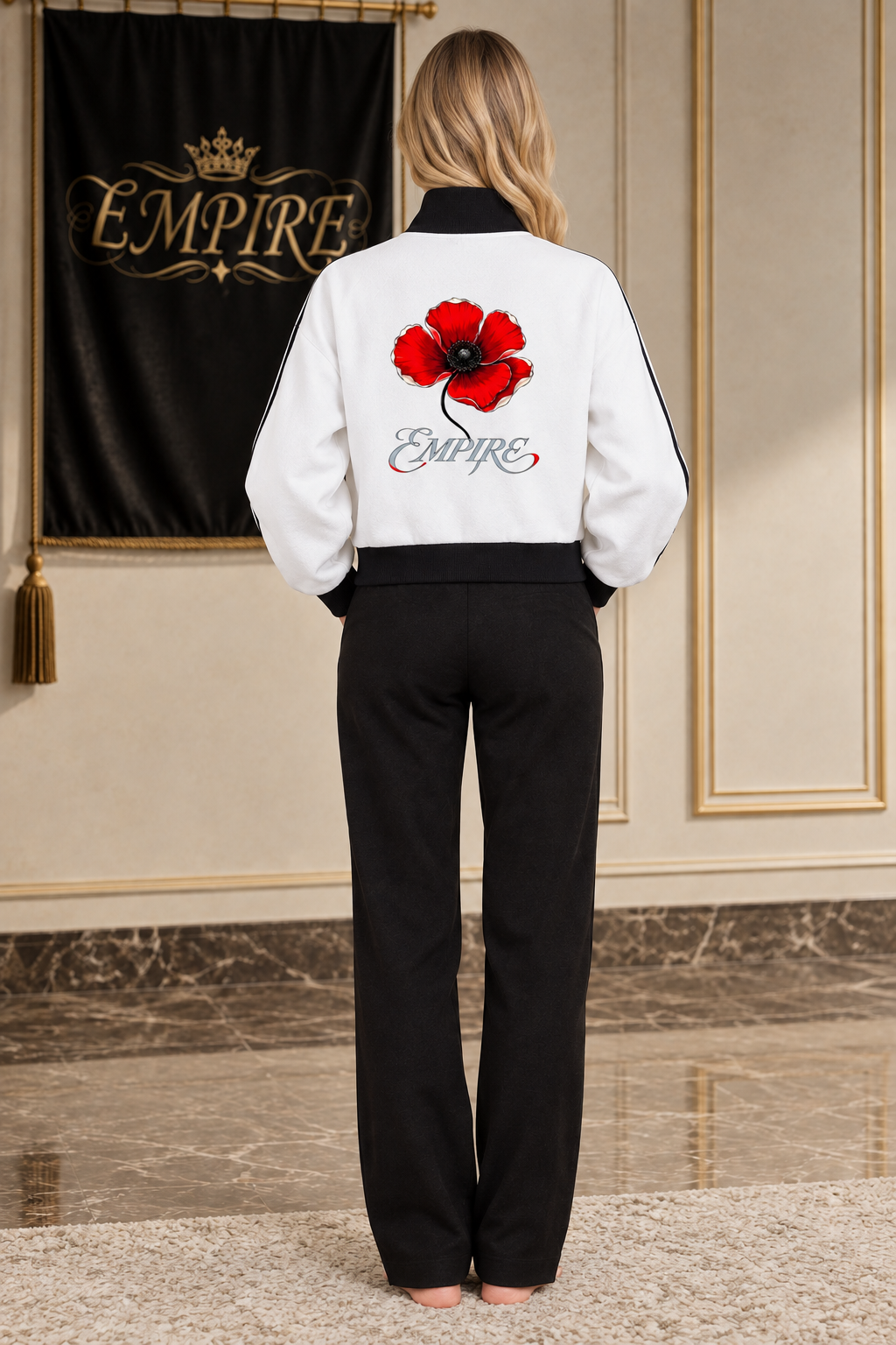 Veste courte femme EMPIRE Scarlet Poppy blanche et noire, grand coquelicot rouge et signature argentée au dos, vue arrière portée