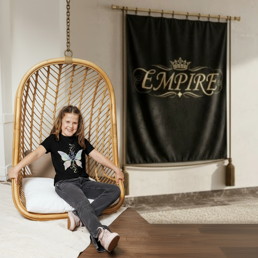 T-shirt fille noir EMPIRE papillon - Avec mannequin assise